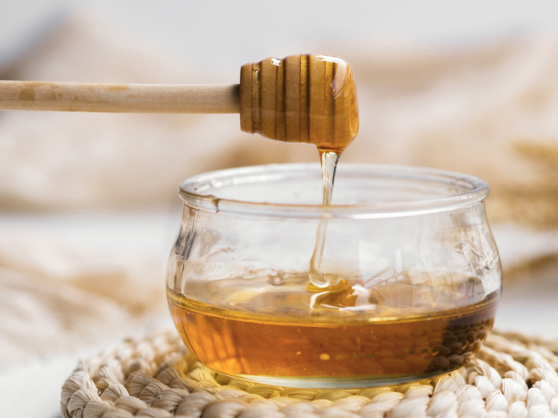 aisance netive-natural honey pouring in bowl